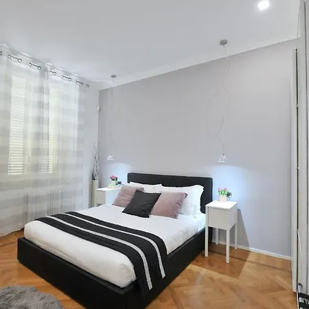 Crispi Modern Flat In The Historic Center